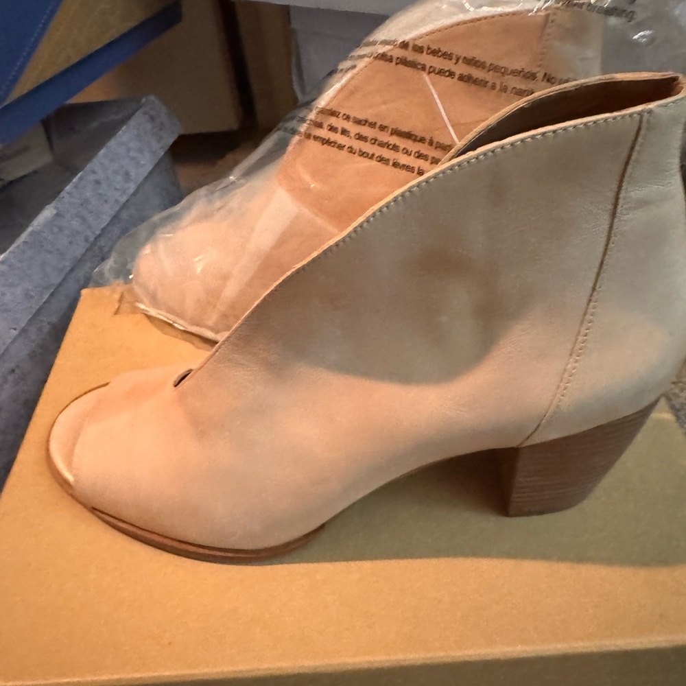 Lucky Brand Tan Peep-Toe Mules - Picture 4 of 6